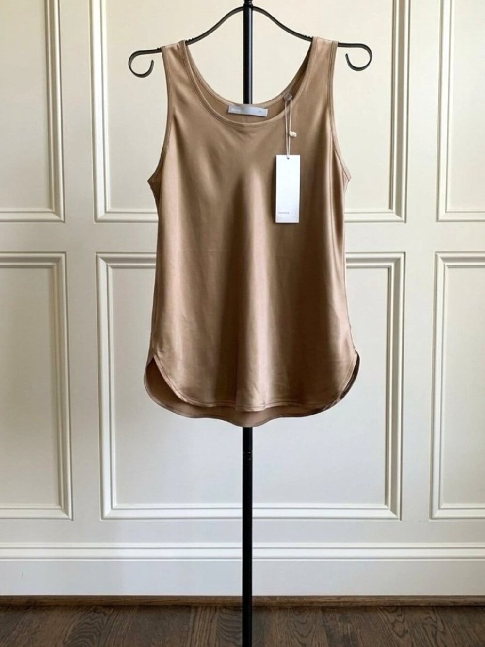 NWT! Vince 100% Silk Sleeveless Tank Top Brown, XS ( Mint. Unworn condition)